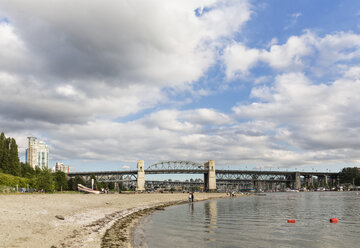 Kanada, Britisch-Kolumbien, Vancouver, Burrard-Brücke am Sunser Beach - FOF005159