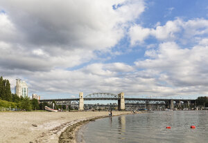 Kanada, Britisch-Kolumbien, Vancouver, Burrard-Brücke am Sunser Beach - FOF005159