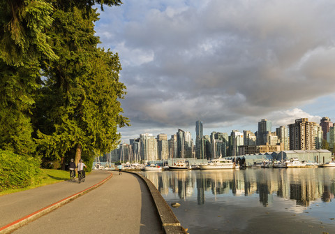 Kanada, Britisch-Kolumbien, Vancouver, Radfahrer auf Seitenweg im Stanley Park, lizenzfreies Stockfoto