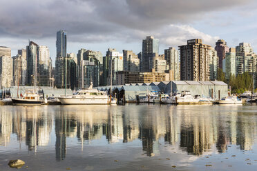 Kanada, Britisch-Kolumbien, Vancouver, Boote im Yachthafen - FOF005163