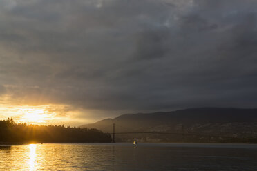 Kanada, British Columbia, Vancouver, Lions Gate Bridge und Stanley Park bei Sonnenuntergang - FO005191