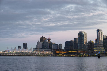 Kanada, Britisch-Kolumbien, Vancouver, Skyline am Burrard Inlet - FOF005165
