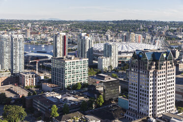 Kanada, British Columbia, Vancouver, Blick auf Wolkenkratzer mit BC Place Stadium - FOF005168