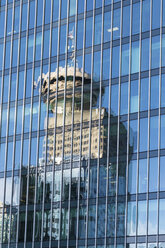Kanada, British Columbia, Vancouver, Spiegelung des Lookout Tower in der Glasfront - FOF005171