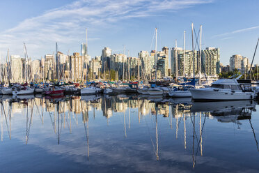 Kanada, British Columbia, Vancouver, Yachthafen mit Booten vor Wolkenkratzern - FO005199