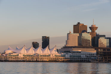Kanada, British Columbia, Vancouver, Skyline mit Canada Place und Lookout Tower - FOF005201