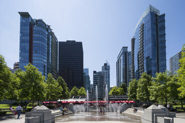 Kanada, Britisch-Kolumbien, Vancouver, Springbrunnen im Harbour Green Park - FO005228