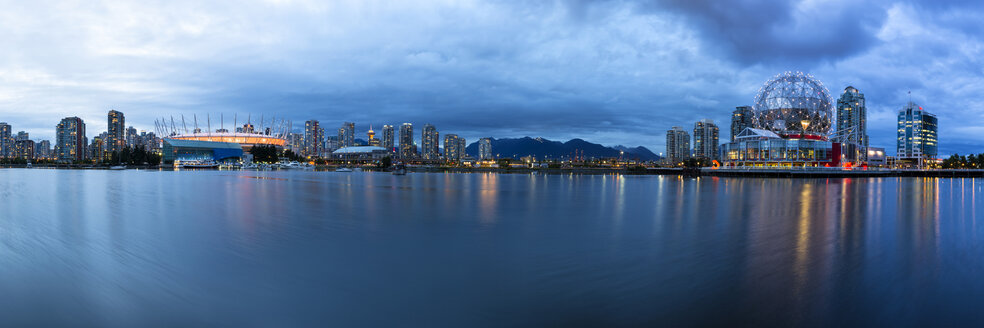 Kanada, Skyline von Vancouver bei Nacht mit BC Place Stadium und TELUS World of Science - FOF005175