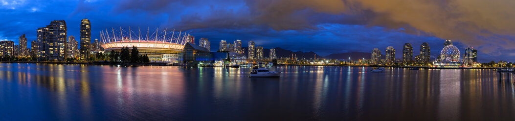 Kanada, Skyline von Vancouver bei Nacht mit BC Place Stadium und TELUS World of Science - FOF005177