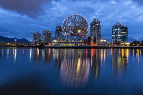 Kanada, Skyline von Vancouver bei Nacht mit TELUS World of Science, lizenzfreies Stockfoto