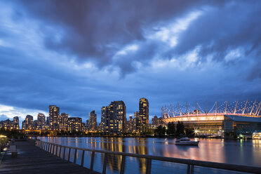 Kanada, Skyline von Vancouver bei Nacht mit BC Place Stadium - FOF005180