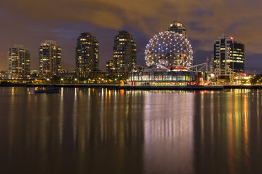 Kanada, Skyline von Vancouver bei Nacht mit TELUS World of Science - FOF005181