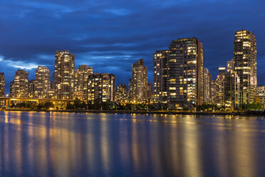 Kanada, Skyline des Stadtzentrums von Vancouver bei Nacht - FOF005208