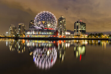 Kanada, Skyline von Vancouver bei Nacht mit TELUS World of Science - FOF005182