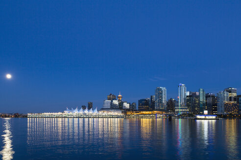 Kanada, Skyline von Vancouver bei Nacht - FOF005187