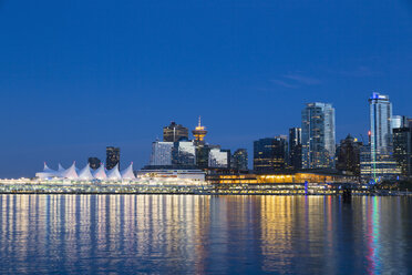 Canada, Skyline of Vancouver at night - FOF005185