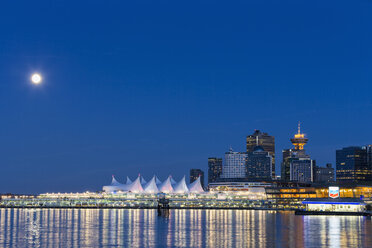 Kanada, Skyline von Vancouver bei Nacht - FOF005242