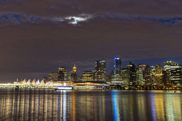 Kanada, Skyline von Vancouver bei Nacht - FOF005218