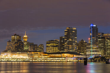 Kanada, Skyline von Vancouver bei Nacht - FOF005241