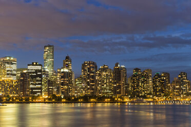 Kanada, Skyline von Vancouver bei Nacht - FOF005240