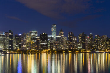 Kanada, Skyline von Vancouver bei Nacht - FOF005239