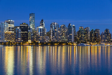 Kanada, Skyline von Vancouver bei Nacht - FOF005238