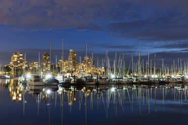 Kanada, Vancouver, Yachthafen mit Schiffen und Skyline bei Nacht - FOF005217