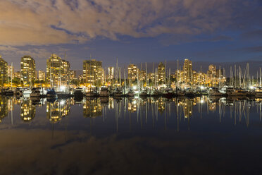 Kanada, Vancouver, Yachthafen mit Schiffen und Skyline bei Nacht - FOF005220