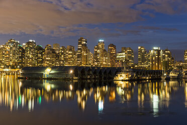 Kanada, Vancouver, Yachthafen mit Schiffen und Skyline bei Nacht - FOF005236