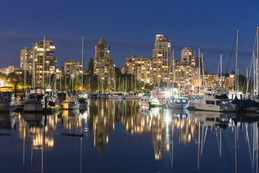 Kanada, Vancouver, Yachthafen mit Schiffen und Skyline bei Nacht - FOF005234
