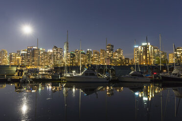 Kanada, Vancouver, Yachthafen mit Schiffen und Skyline bei Nacht - FOF005216