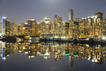Kanada, Vancouver, Yachthafen mit Schiffen und Skyline bei Nacht - FOF005233