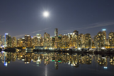 Kanada, Vancouver, Yachthafen mit Schiffen und Skyline bei Nacht - FOF005232