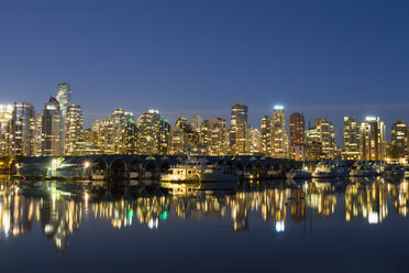 Kanada, Vancouver, Yachthafen mit Schiffen und Skyline bei Nacht - FOF005215