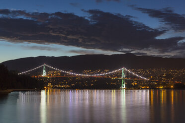 Kanada, Vancouver, Lions Gate Bridge bei Nacht - FOF005231