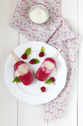 Rasperry-Yoghurt popsicles on plate, studio shot - EVGF000199