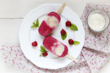 Rasperry-Yoghurt popsicles on plate, studio shot - EVGF000198