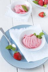 Strwaberry ice cream preapred without eggs, studio shot - EVGF000191