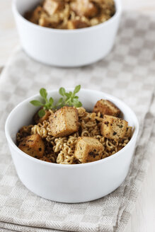 Marinierter Tofu mit Mie-Nudeln in Schale, Stucio-Shot - EVGF000172