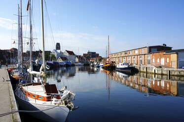 Germany, Mecklenburg Western Pomerania, View of sailing boats at Wismar harbour - HOHF000206