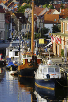 Deutschland, Mecklenburg-Vorpommern, Fischersteg im Hafen von Wismar - HOHF000207