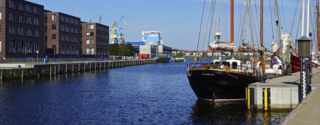 Deutschland, Mecklenburg-Vorpommern, Blick auf den Wismarer Hafen - HOH000210