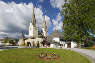 Österreich, Kärnten, Blick auf die Wehrkirche von Diex auf der Saualpe - SIEF004284