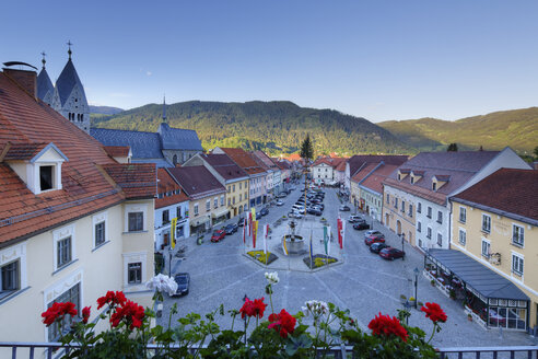 Österreich, Kärnten, Autos am Hauptplatz geparkt - SIEF004287