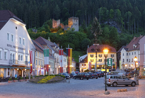 Österreich, Kärnten, Blick auf geparkte Autos am Hauptplatz - SIEF004289