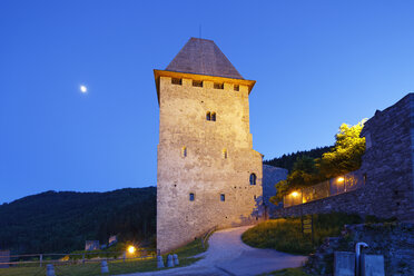 Österreich, Kärnten, Blick auf die Burg in der Abenddämmerung - SIEF004290