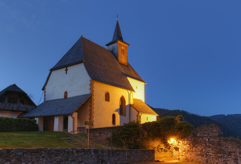 Österreich, Kärnten, Blick auf die Kirche St. Peter auf dem Petersberg - SIEF004291