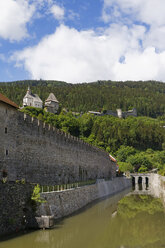 Österreich, Kärnten, Blick auf Schloss Petersberg - SIEF004293