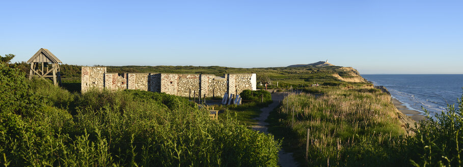 Dänemark, Blick auf Marup Kirche und Leuchtturm an der Nordsee - HHEF000041