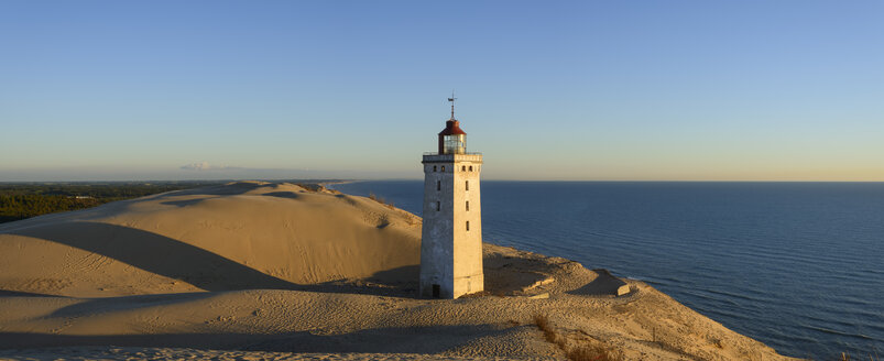 Dänemark, Ansicht des Leuchtturms Rubjerg Knude an der Nordsee - HHEF000044